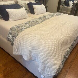 Joie Cream Chunky Knit Throw Blanket 100% Acrylic